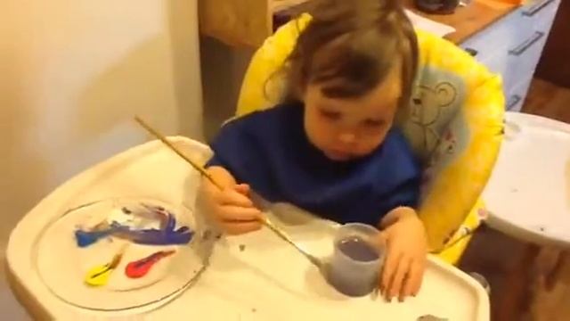 Маша 4;11 и Катя 1;10 раскраивают игрушки на елку смотреть онлайн