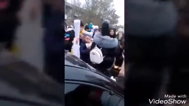 Бешеный фанат поднял на руки Диму Солярчина и чуть его не уронил 😱 смотреть онлайн