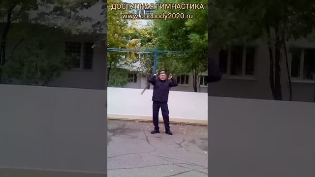 Упражнения со стальным кнутом Цинь Цюн на спортплощадке (15)