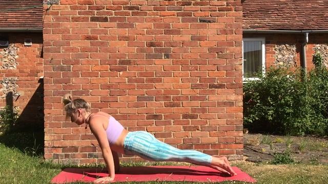 Powerful Sun Salutations // Vinyasa Yoga Flow смотреть онлайн