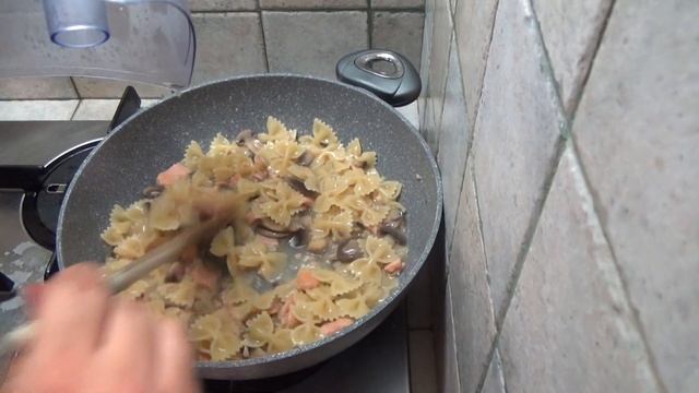 FARFALLE SALMONE FUNGHI E RUCOLA - IN CUCINA COL BANANA смотреть онлайн