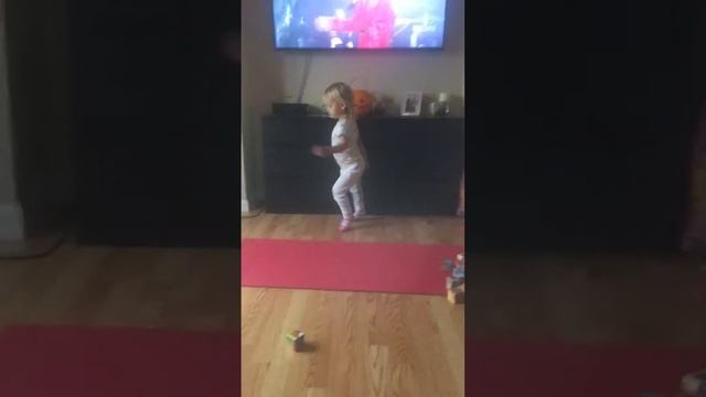 Танці маленьких дітей.Ева танцює під пісню Макса Барскіх смотреть онлайн