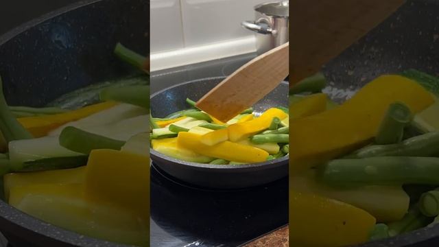 Спагетти с кабачком и фасолью/ паста с сезонными овощами смотреть онлайн
