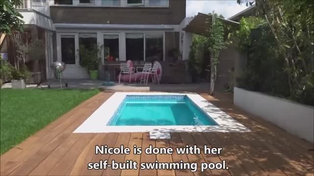 Женщина сама построила террасу вокруг бассейна. Терраса своими руками