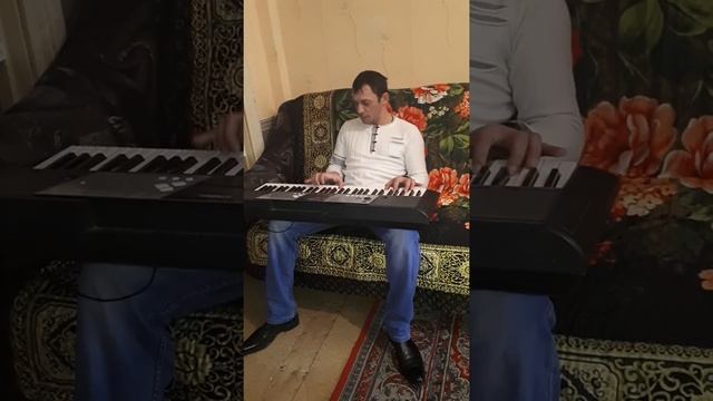 Забар поёт.