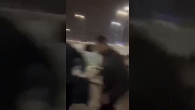 Бывшего президента Грузии Саломе Зурабишвили закидали яйцами в тбилисском международном аэропорту смотреть онлайн