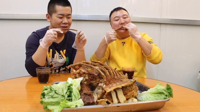 老丈人整了只羊吃，给阿强留了一副羊架子，小伙做成麻辣羊蝎子过嘴瘾！【cram阿强】 смотреть онлайн