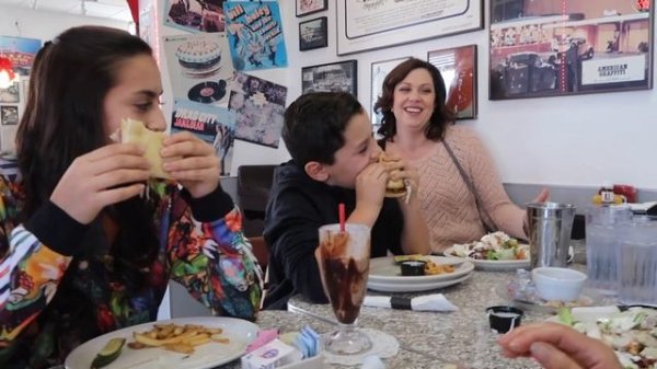 THE CUTEST DINER EVER | Arianna Marie