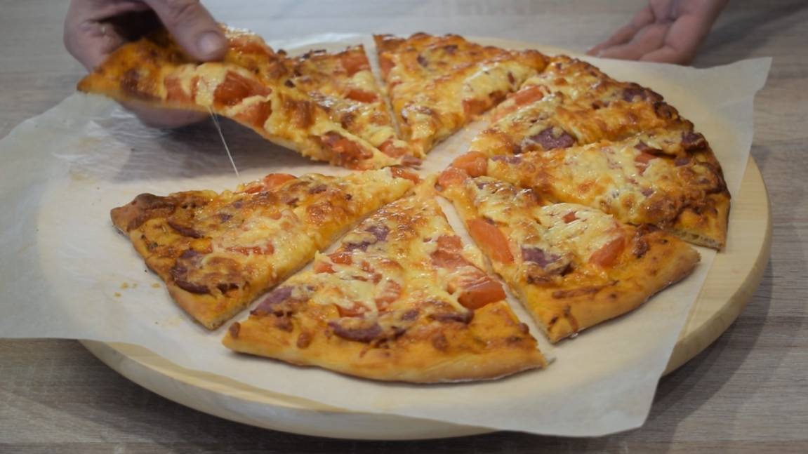 Так вкусно, что просят готовить на продажу. Съев кусочек, невозможно остановиться. Домашняя пицца на смотреть онлайн