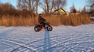 Трехколесный электрофэтбайк Трайк Байк на озере зимой. Езда по льду