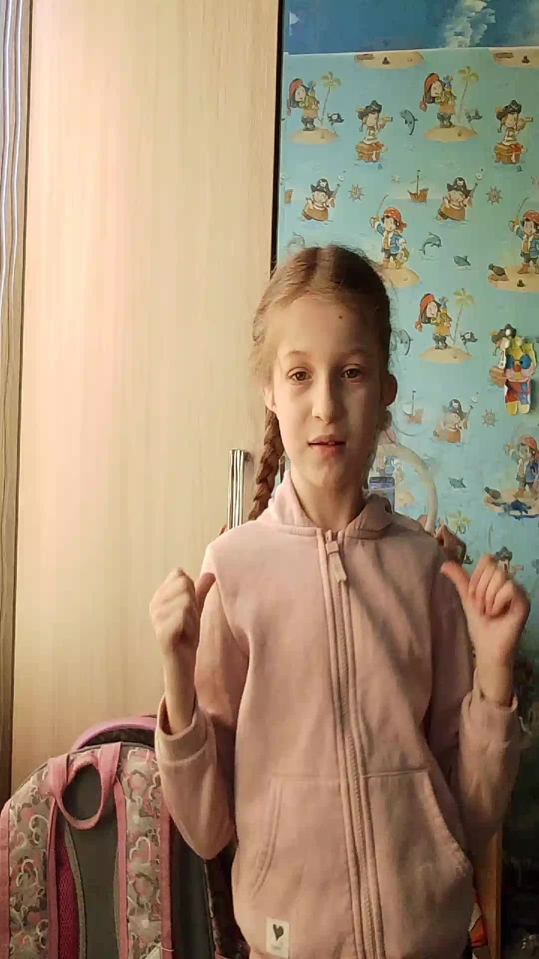 яркий худи смотреть онлайн