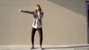 Прекрасная девушка, танцует тик - тоник.