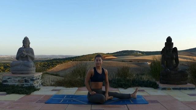 Утренняя растяжка: Мягкая сидячая практика йоги смотреть онлайн