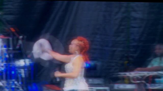 Alison Hinds @ Six Flags in Atlanta смотреть онлайн