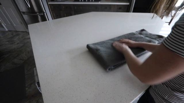 How to Fold Towels to Save Space | Marie Kondo vs. Martha Stewart смотреть онлайн