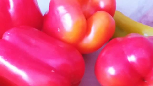 Мне перец. Кошкам воронам шейки куринные. Птицам корма. Никого не обделила. смотреть онлайн