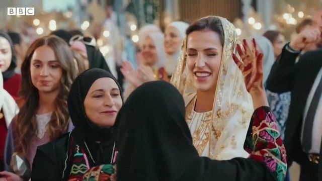 Jordan's Royal Wedding: Queen Rania hosts pre-wedding party - BBC URDU смотреть онлайн