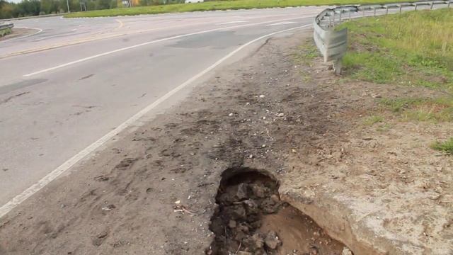 Обочину трассы Кинешма-Заволжск продолжает размывать смотреть онлайн