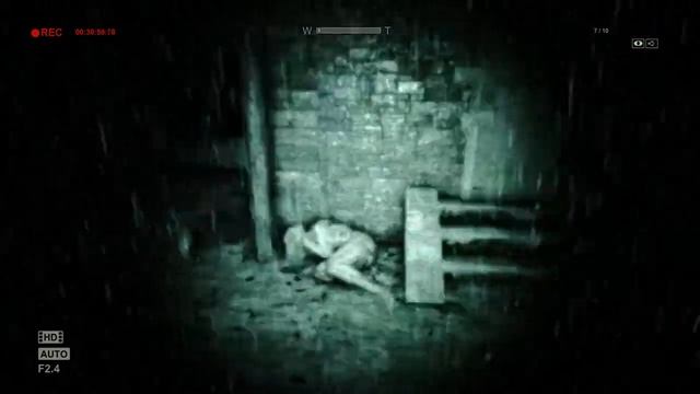 Outlast. Пережить. 7 Двор. Найдите отца Мартина снаружи