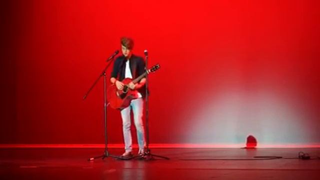 Noah Mac performing "White Fur" смотреть онлайн