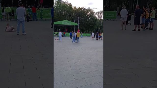 Выступление прекрасной вокалистки в Парке Швейцария, замечательный голос. смотреть онлайн