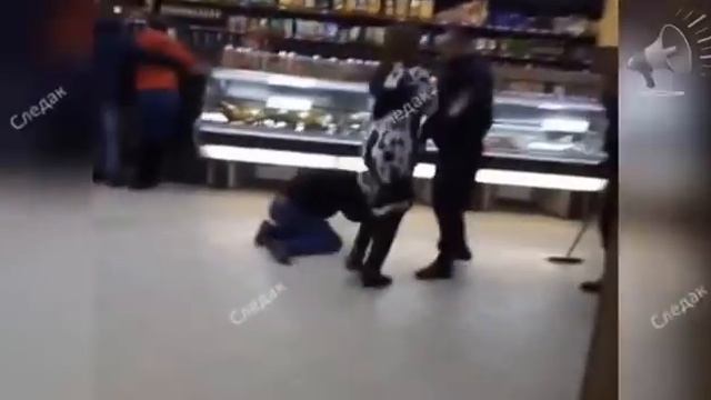 Сотрудники ЧОП избивают посетителей бара Пифкоф смотреть онлайн