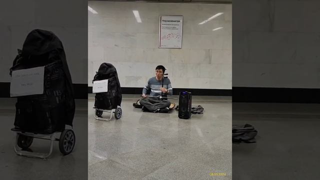 Чжу Жуй играет на эрху 08.05.2024