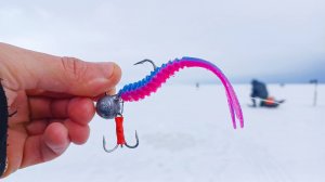 ТУТ судак ЖДЁТ ПЛОТВУ И ЖРЁТ приманки. ПЕРВАЯ ПРОБЛЕМА монтажа. Рыбалка зимой в 2025