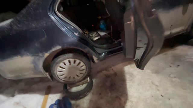 Jetta 5 , как откачать грязный бензин с бензобака, часть 1. смотреть онлайн