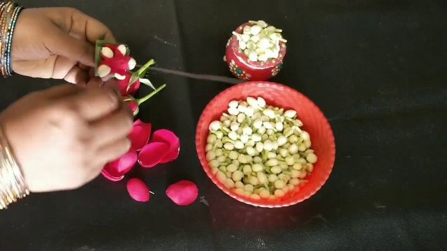 How to string jasmine +rose petals veni/rose petals garland /flower tutorial/jasmine flower смотреть онлайн