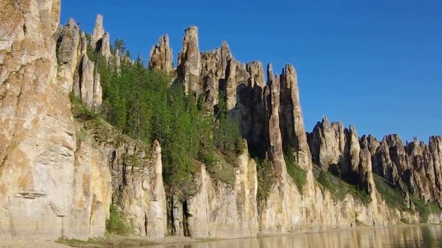 Скалы на реке Синяя (Сиинэ) в Якутии