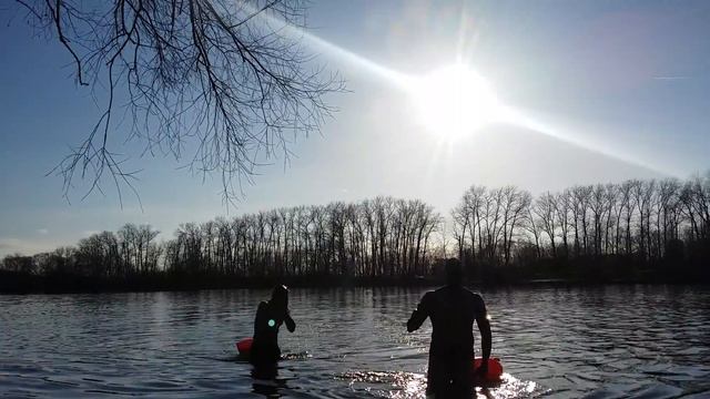 финиш заплыва через реку Москва Едиге и Ивана Куприянова 30.03.2019. МОРЖИ СТОЛИЦЫ смотреть онлайн