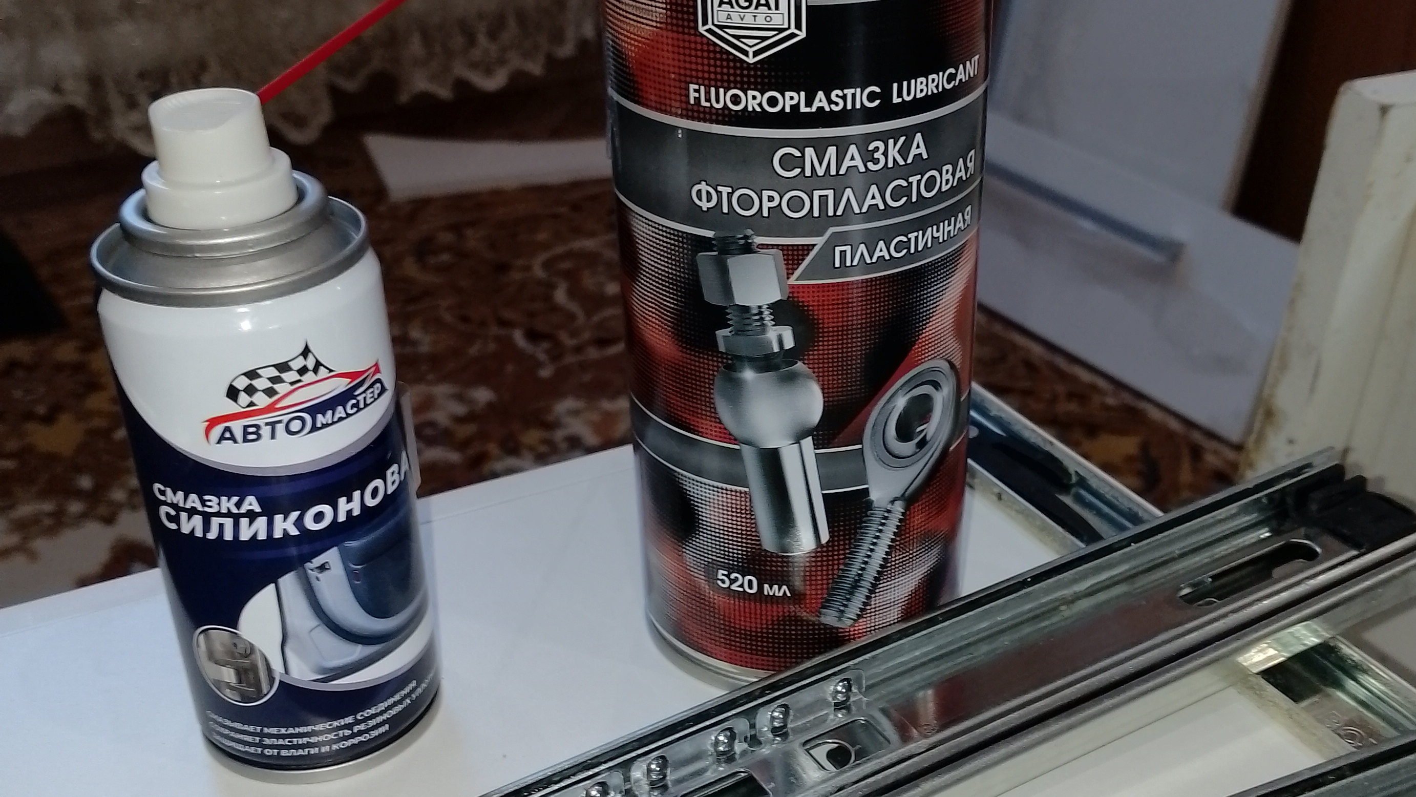 Чем смазать направляющие шариковые для выдвижных ящиков. ( силикон или фторопласт)
