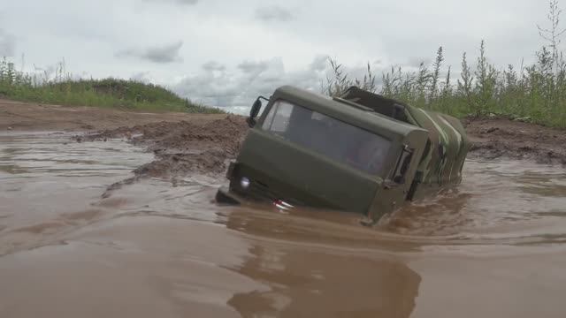 Буханка против Камаза на бездорожье! смотреть онлайн