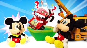 Доктор Мозг превратил машину Патрика в шоколадку!  Мягкие игрушки Микки Маус в видео для детей