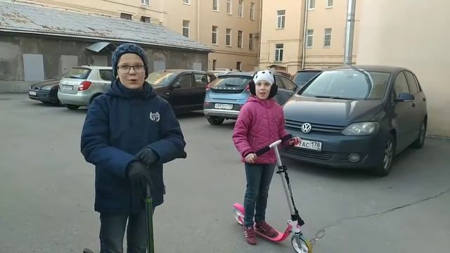 Гонки на самокатах с Жасмин. смотреть онлайн