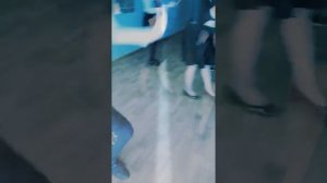 Школьницы танцует на перемене