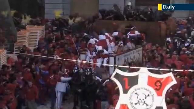 Hundreds take part in Italian orange battle: Ivrea hosts fruity festival with a citrus twist смотреть онлайн