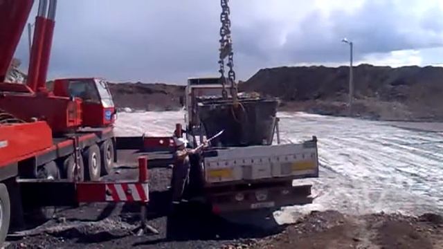 Выгрузка шлаковен краном LIEBHERR 120 тн смотреть онлайн