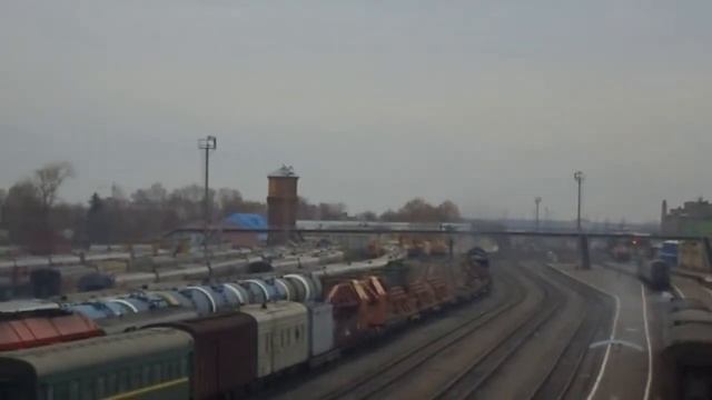 Зелёный 2тэ10м с хозяйственным поездом на вокзале Иваново. смотреть онлайн