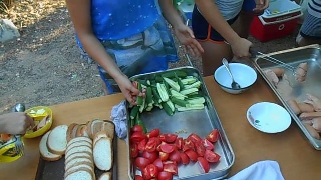 Справедливый повар раздаёт голодным сардельки картошку помидоры огурцы и хлеб смотреть онлайн