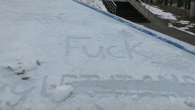 В парке снег и люди хотят смотреть онлайн