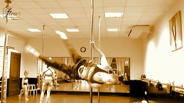 Elbows behind the back - Den Romanov (@romanov_pole_sport) смотреть онлайн