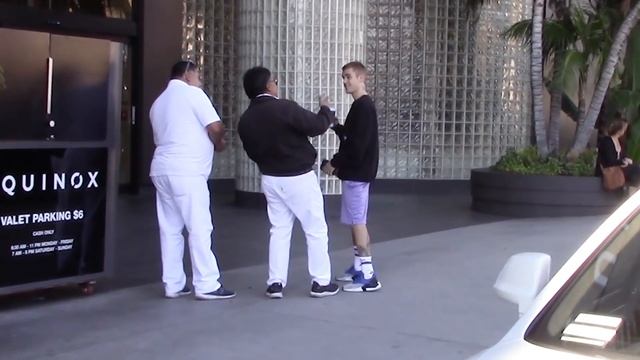 Justin Bieber Is SO SWEET, Hugging The Gym Valet As He Gears Up For Holidays With Hailey! EXCLUSIVE смотреть онлайн