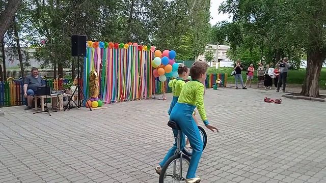 Кира Забудько и Данил Дудник.Моноциклы смотреть онлайн