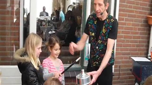 Kinderartiest Rolando goochelt snoepjes - goocheltruc - kinderfeestje смотреть онлайн