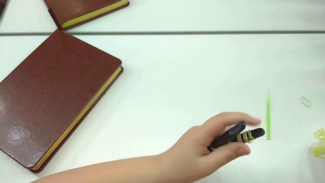 Как плести клевер из резинок??? !!! смотреть онлайн