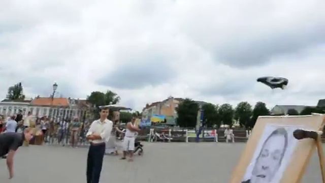 акція "Жбурни кедою в Колесніченка - врятуй мову!".avi смотреть онлайн