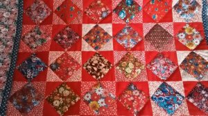 Лоскутные одеяла и подушки, созданные в русском стиле, отражают красоту и многообразие природы