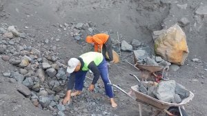 Строительство, очистка карьера от камней , что упали после дождя